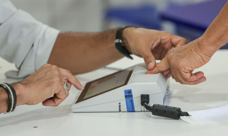 Brasileiros votam hoje para eleger o novo presidente da República