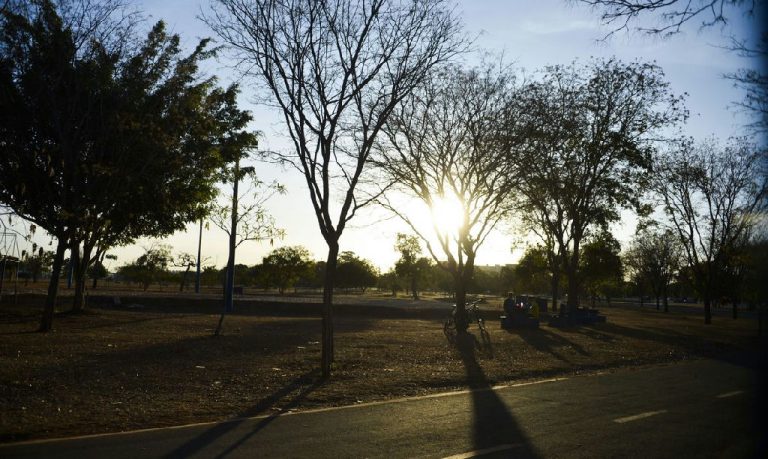 Calor extremo e tempestades marcam a previsão do tempo no Brasil