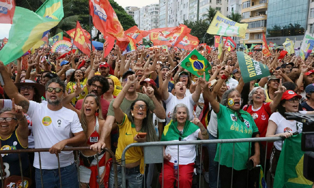Copacabana reúne multidão em grande ato pela democracia e por Lula
