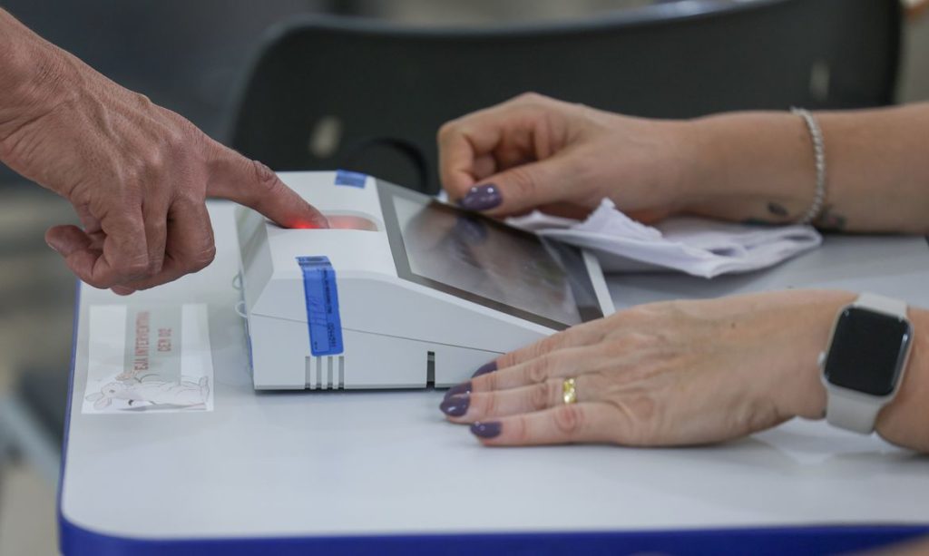 Decisão sobre horário de votação exige cautela em urnas abertas