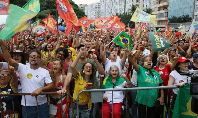 Democracia reúne milhares em Copacabana com Caetano Veloso e Djavan
