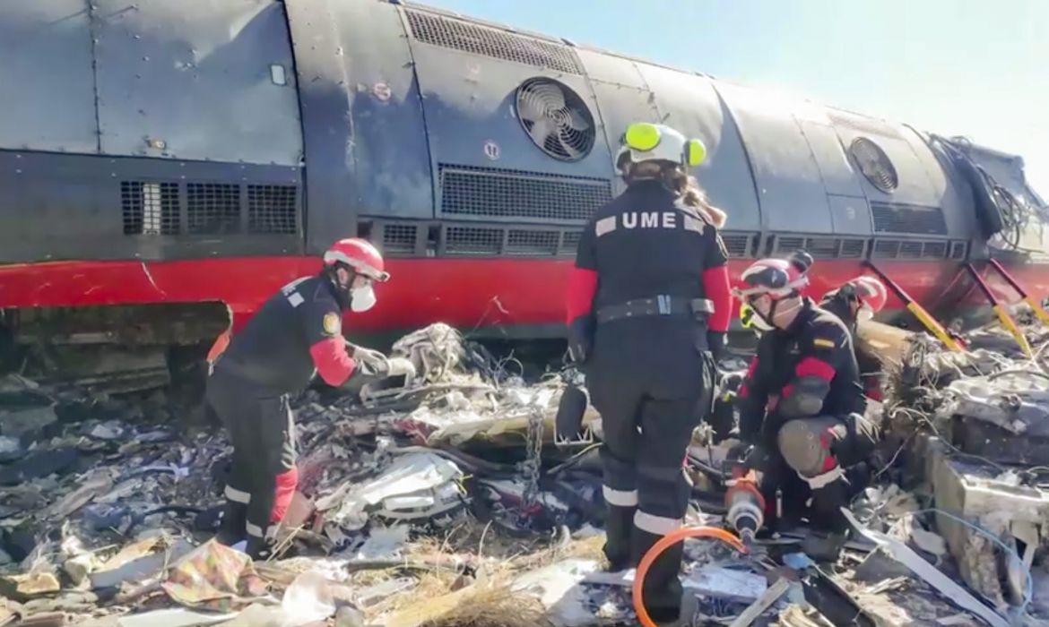 Espanha busca sobreviventes em vagões destruídos após grave acidente ferroviário