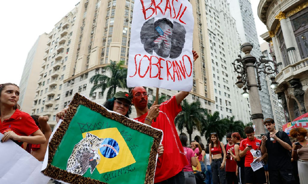 Estudantes ocupam ruas do Rio de Janeiro em manifestação pró-Lula