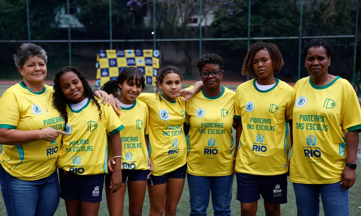 Ex-jogadoras da seleção inspiram alunas em escolas públicas