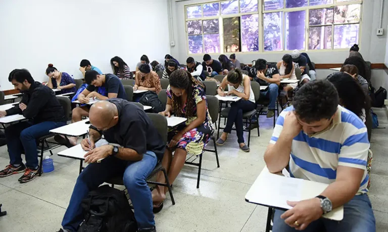 Exame de proficiência em língua portuguesa para estrangeiros inicia etapa de avaliações