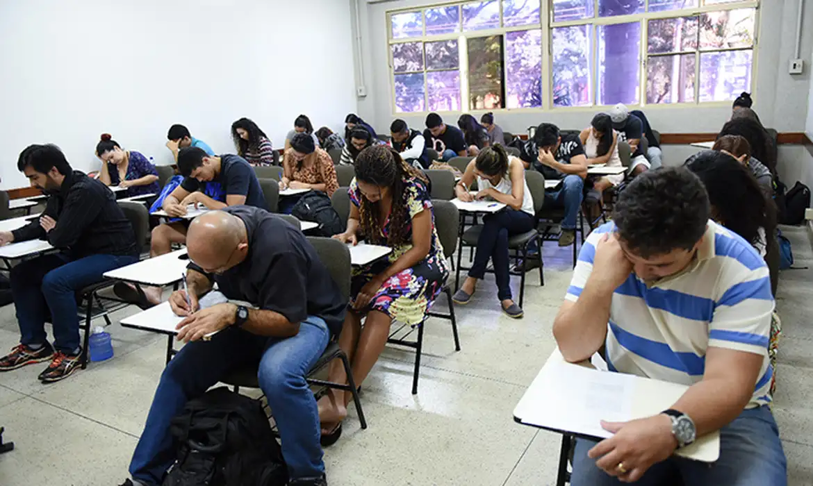 Exame de proficiência em língua portuguesa para estrangeiros inicia etapa de avaliações