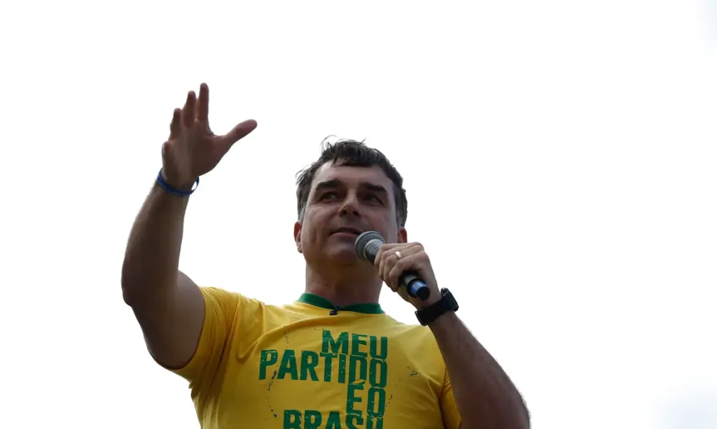 Flávio Bolsonaro chega aos Estados Unidos após articulação de aliado de Trump
