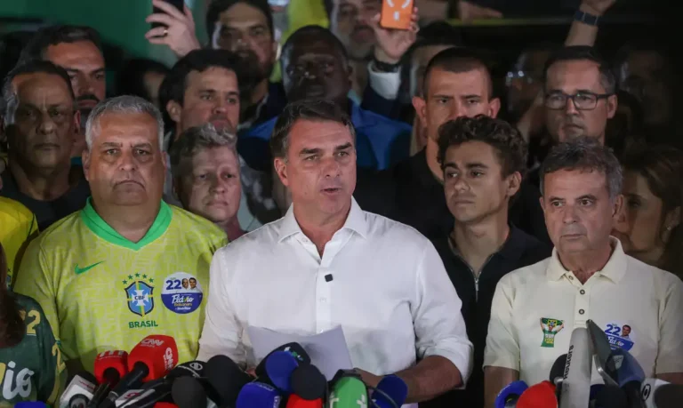 Flávio Bolsonaro deixa o Brasil e viaja rumo ao Equador pela argentina