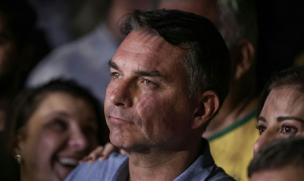 Flávio bolsonaro evita propostas e nega tentativa de golpe em sabatina