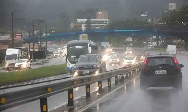 Frente fria avança pelo país com previsão de temporais e granizo