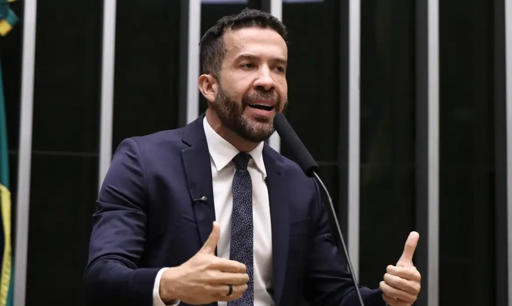 Hospitalizado em São Paulo após crise de arritmia deputado André Janones passa por atendimento