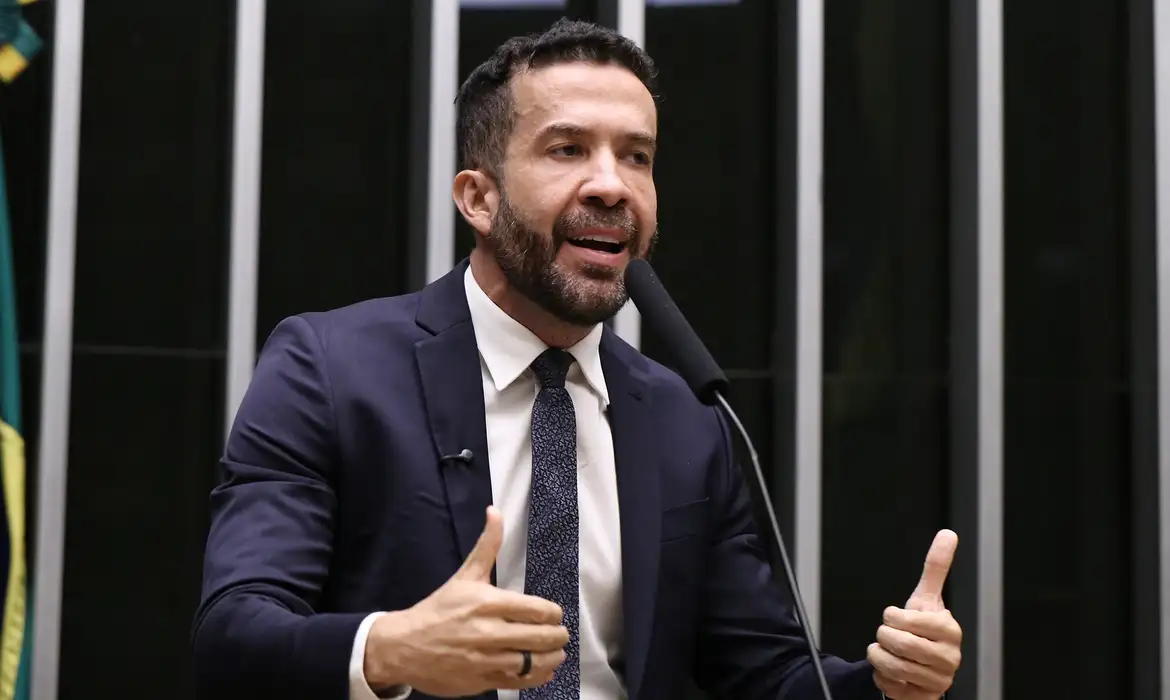 Hospitalizado em São Paulo após crise de arritmia deputado André Janones passa por atendimento