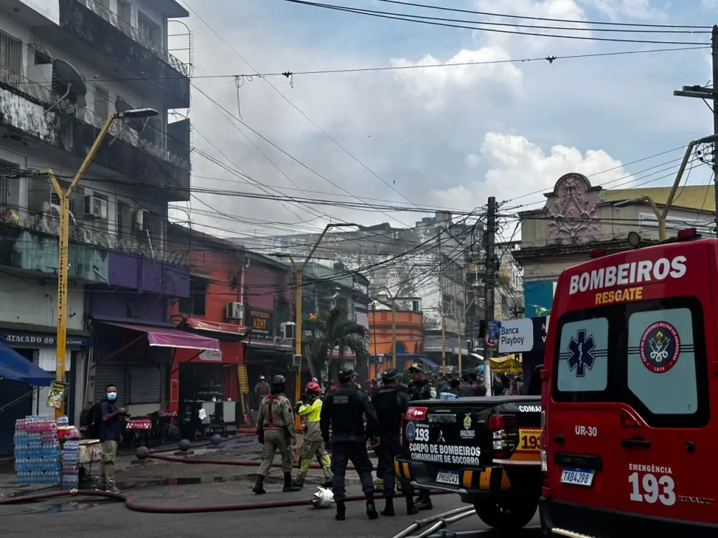Incêndio em Manaus mobiliza bombeiros e mantém área central isolada