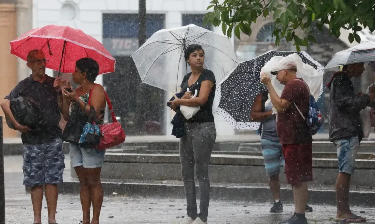 Inmet emite alertas de perigo potencial para chuvas e ventos intensos no país