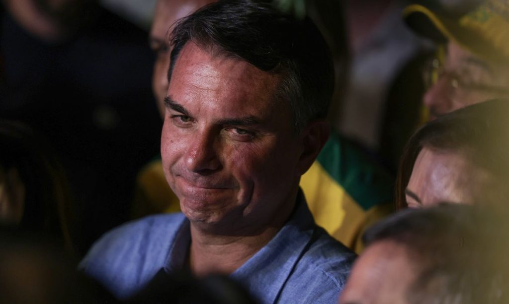 Isolamento político de Flávio Bolsonaro cresce após fuga e divulgação de carta golpista