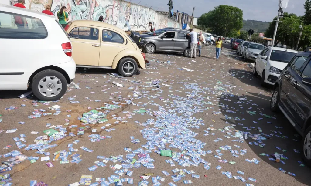 Lei eleitoral define quais ações no dia da votação configuram crime