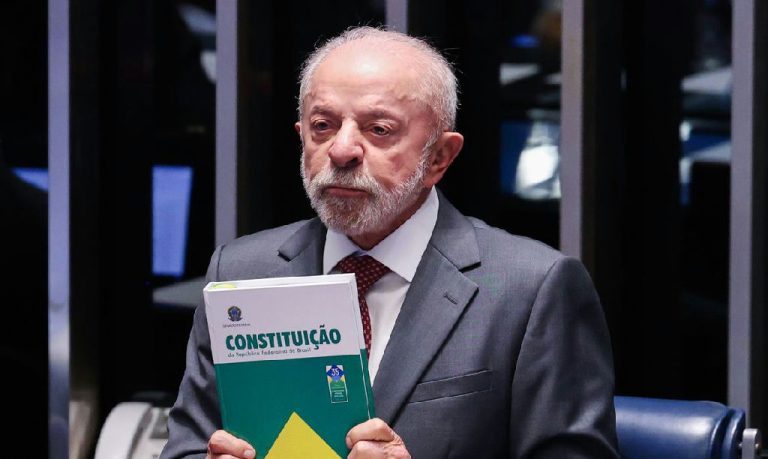 Lula comemora término da jornada 6x1 durante atos de campanha em Minas Gerais