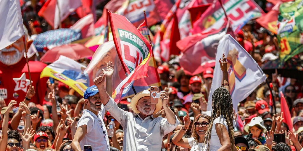 Lula defende fim da escala 6x1 e critica influência financeira em ato no Distrito Federal