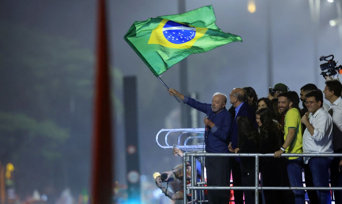 Lula pede Hino da Independência em festa da vitória e critica redes sociais