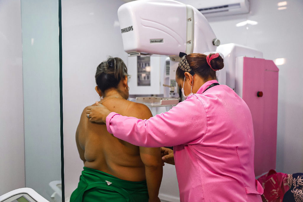 Manaus intensifica rastreio de câncer de mama e colo do útero no Outubro Rosa