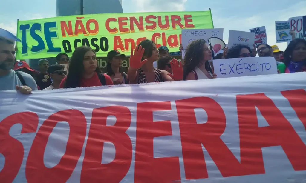Manifestação em Brasília contesta suspensão de vídeo sobre caso Ana Clara