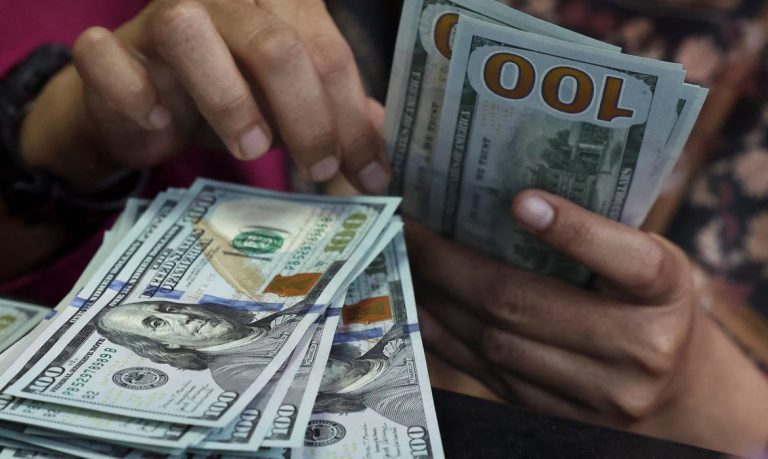 Moeda americana encerra cotada a R$ 5,44 e tem maior salto semanal em 16 anos