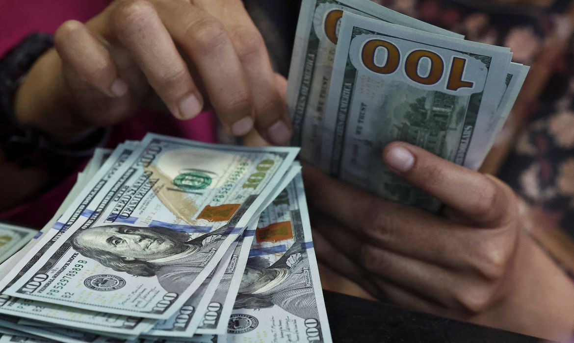 Moeda americana encerra cotada a R$ 5,44 e tem maior salto semanal em 16 anos