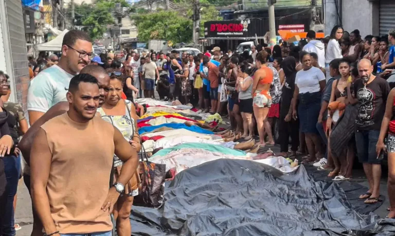 Movimentos sociais protestam no Rio e cobram Justiça após um ano da operação mais letal do país