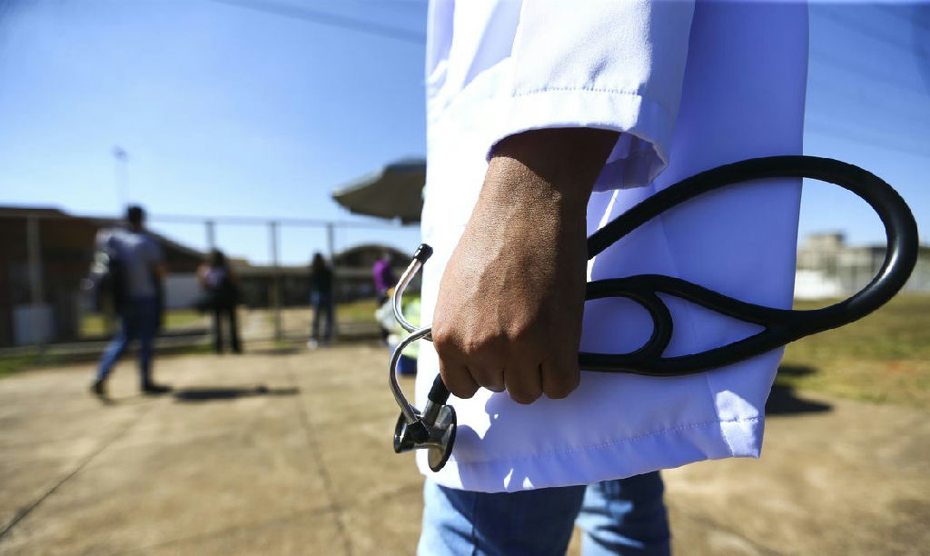 Novos médicos deverão passar por exame obrigatório para registro profissional a partir de 2026