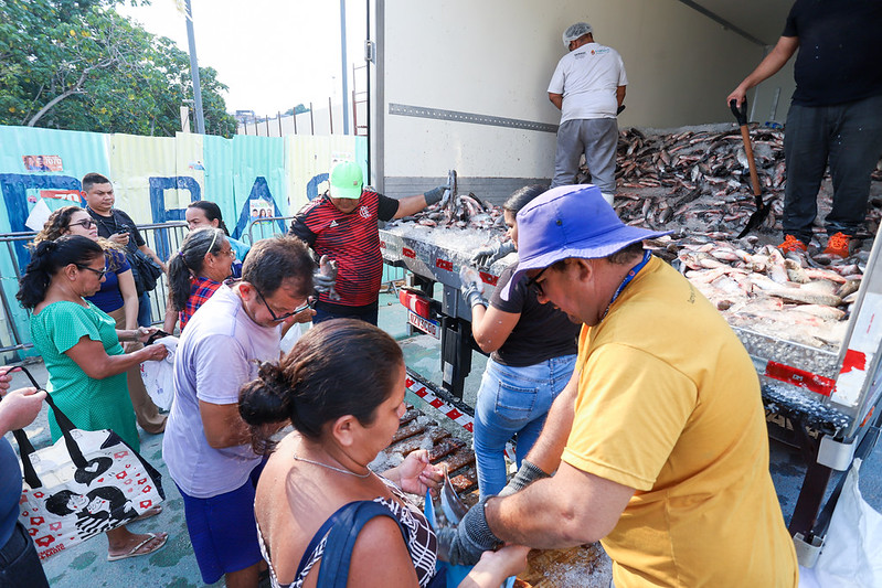 Prefeitura de Manaus distribui 70 mil peixes para famílias em situação de vulnerabilidade