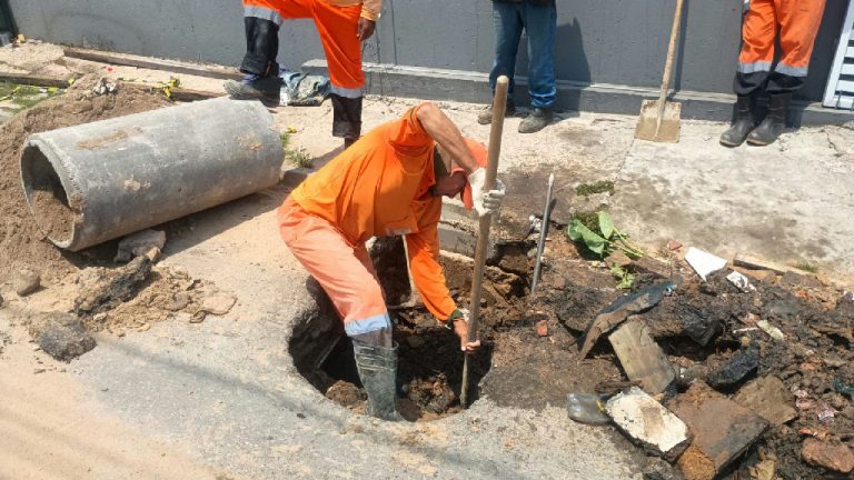 Prefeitura de Manaus realiza reparos emergenciais em rede de drenagem no bairro Alvorada