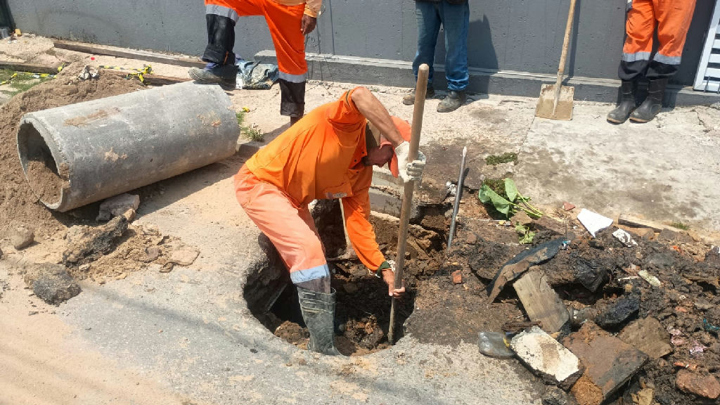 Prefeitura de Manaus realiza reparos emergenciais em rede de drenagem no bairro Alvorada