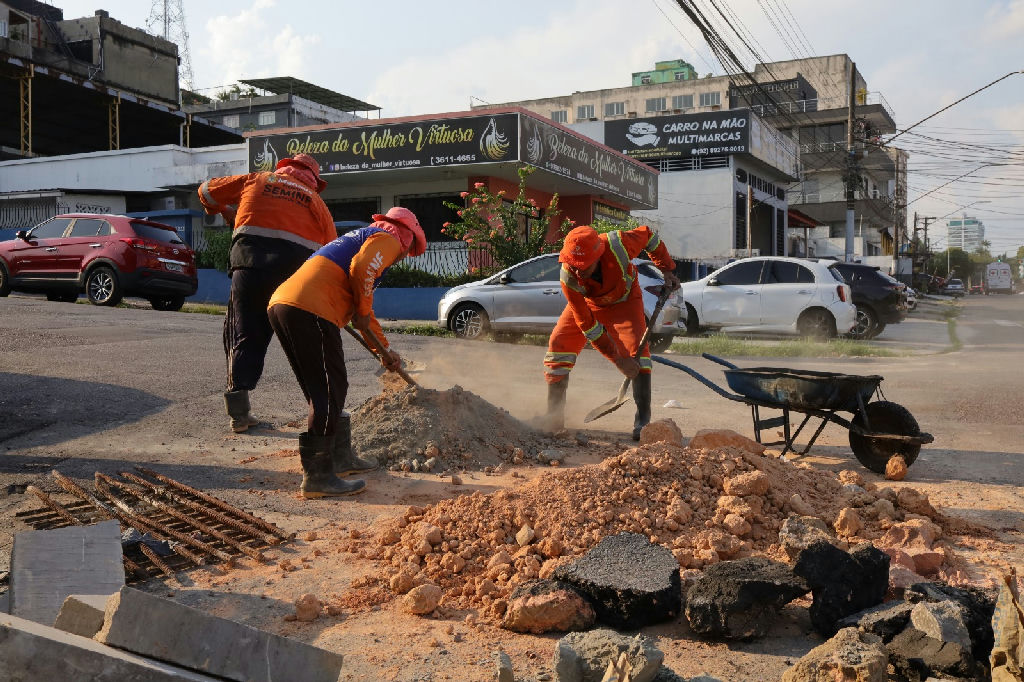 Prefeitura de Manaus realiza reparos emergenciais em sistema de drenagem no bairro Praça 14