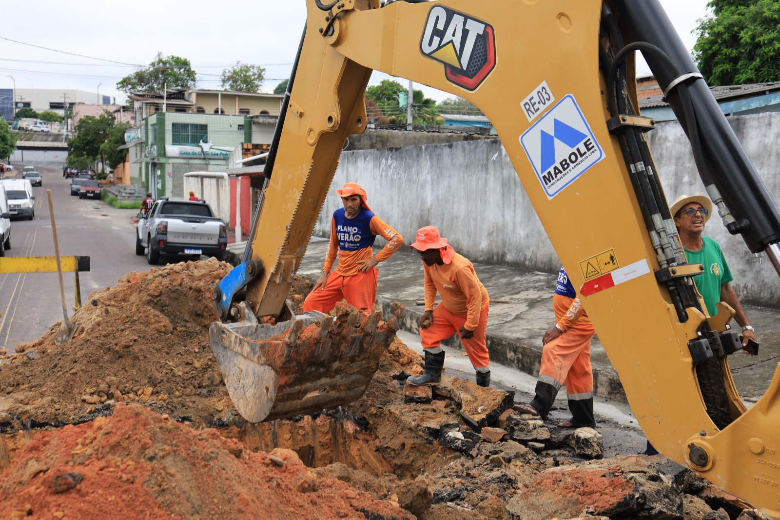 Prefeitura de Manaus repara rede de drenagem e fecha cratera no bairro Japiim 2