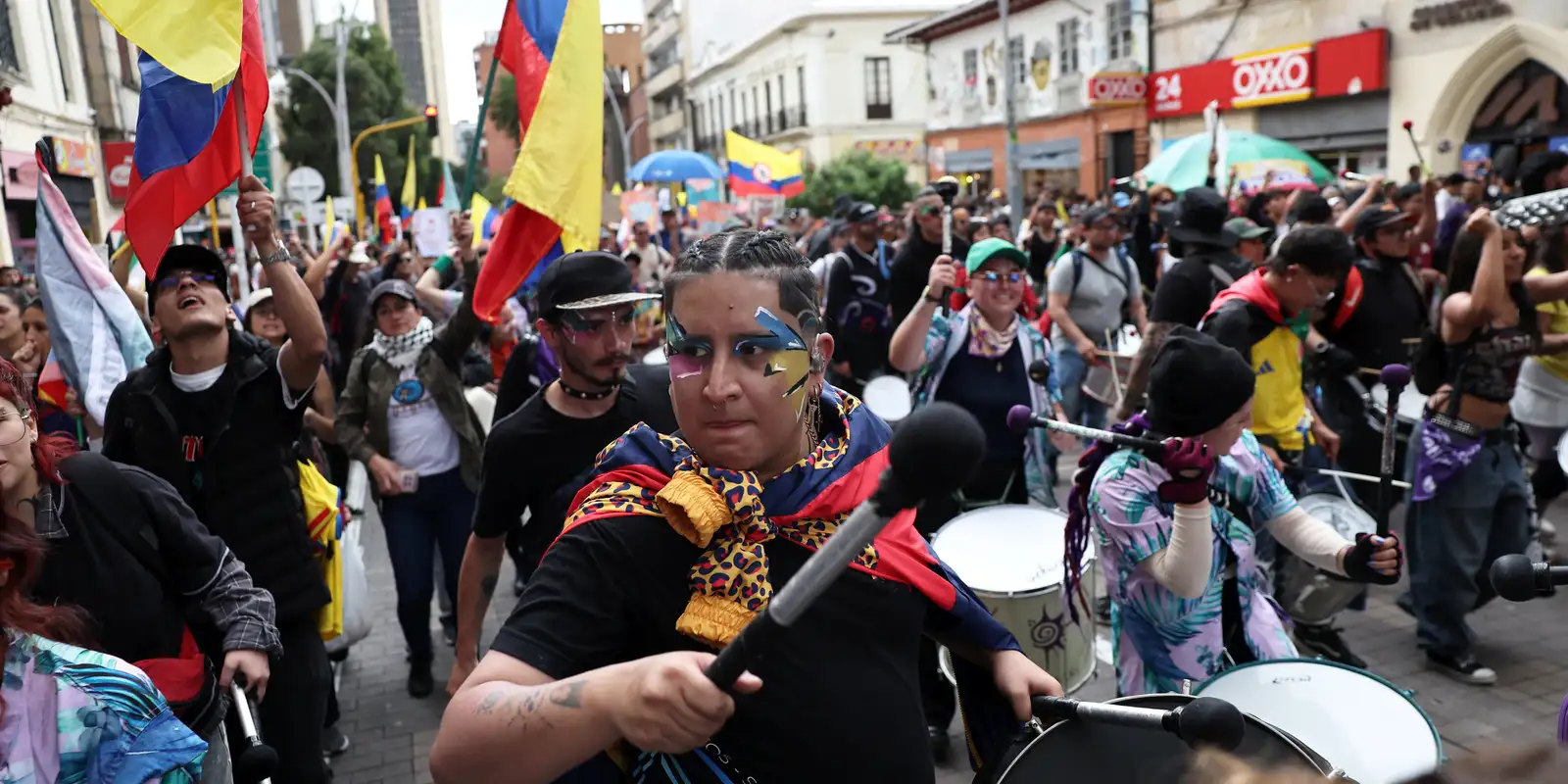 Protestos em massa marcam oposição ao governo de Abelardo de la Espriella na Colômbia