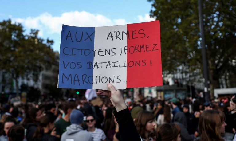 Protestos na França ocorrem com forte esquema policial e comércio fechado
