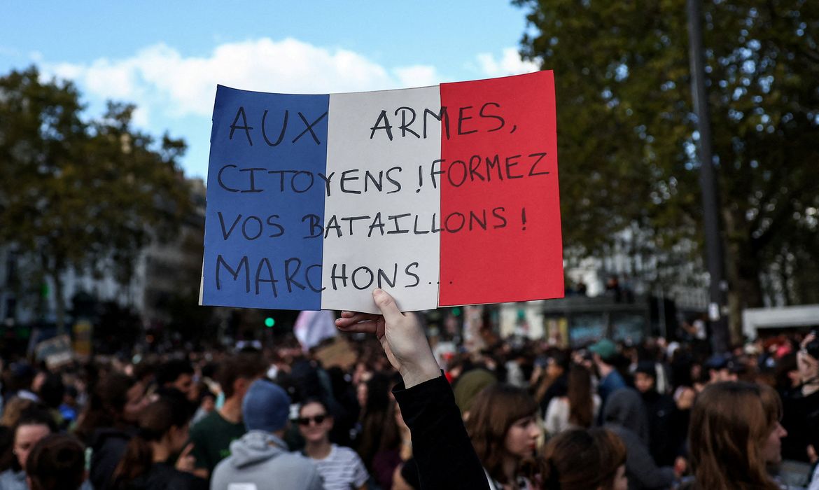 Protestos na França ocorrem com forte esquema policial e comércio fechado