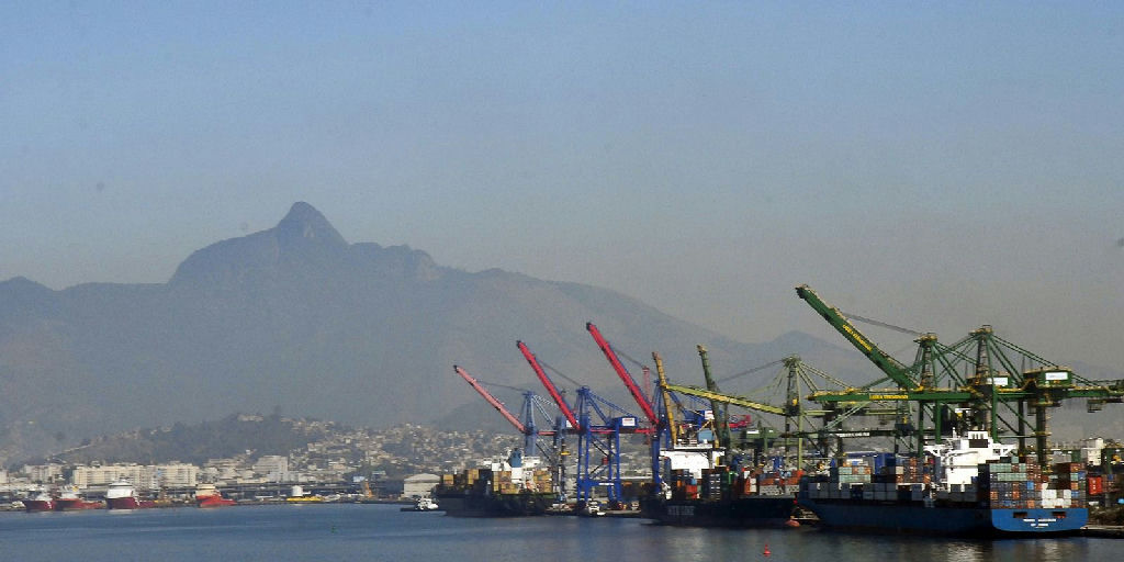 Queda no preço do petróleo reduz projeção de superávit comercial para US$ 84,4 bilhões em 2026