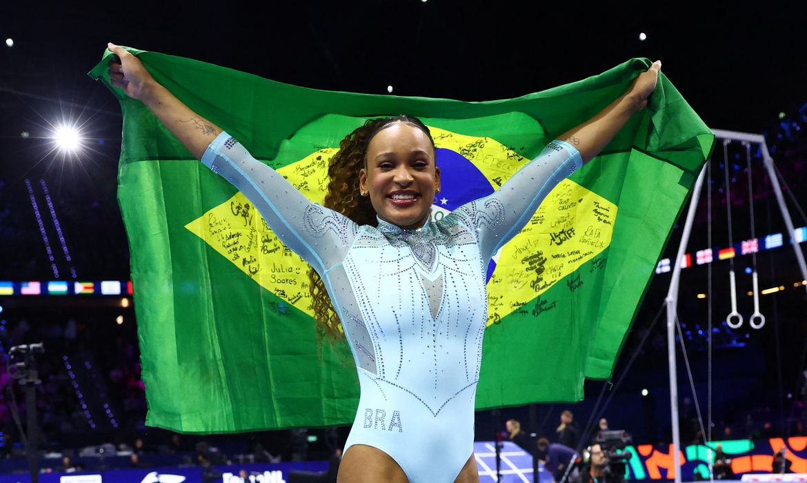 Rebeca Andrade fatura o tri mundial no salto na Holanda