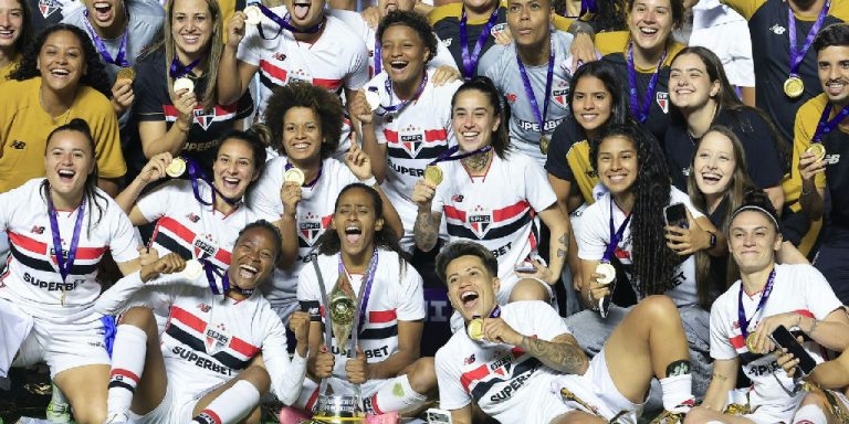 São Paulo conquista título inédito do Brasileiro Feminino diante de recorde histórico