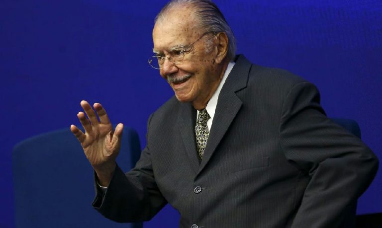 Sarney deixa hospital em São Luís após recuperação de cirurgia abdominal