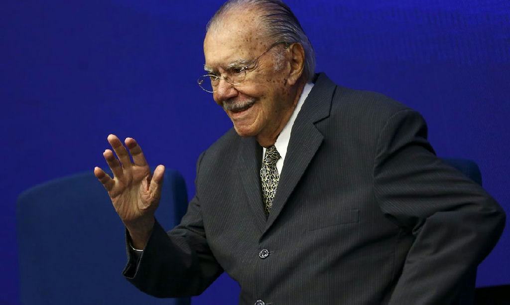 Sarney deixa hospital no Maranhão após recuperação de cirurgia abdominal