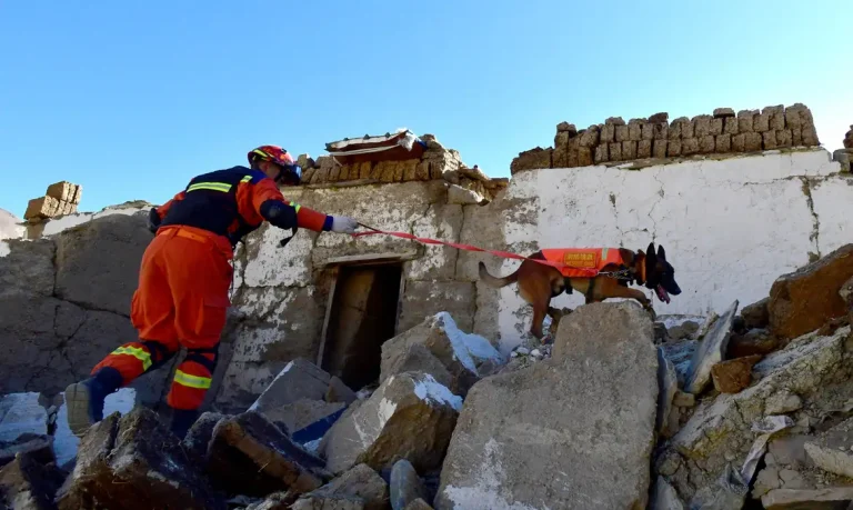 Terremoto de magnitude 7 no Tibete deixa dezenas de vítimas e causa danos