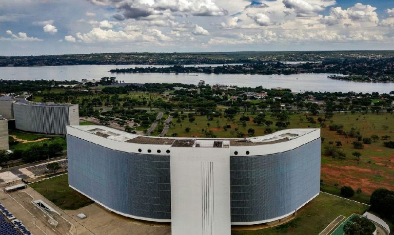 TSE ordena isonomia à Meta após falhas em geração de imagens de candidatos