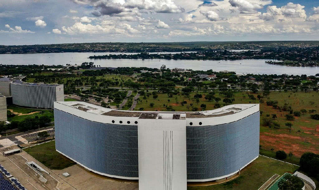 TSE ordena isonomia à Meta após falhas em geração de imagens de candidatos
